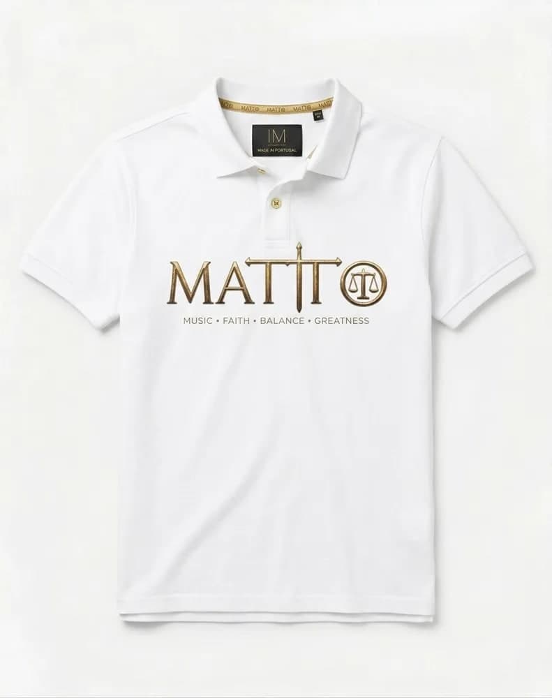 White Matto polo shirt with the gold logo and branded collar